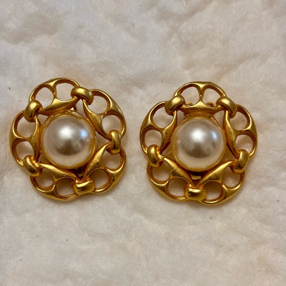 Elegant Faux Pearl Paolo Gucci Clip Ons